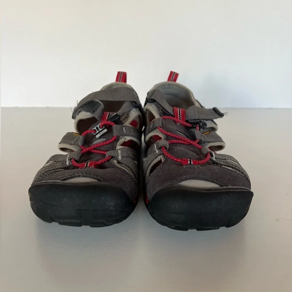 Keen Seacamp II CNX Gray and Red Youth Sandals, Big Boy Size 5